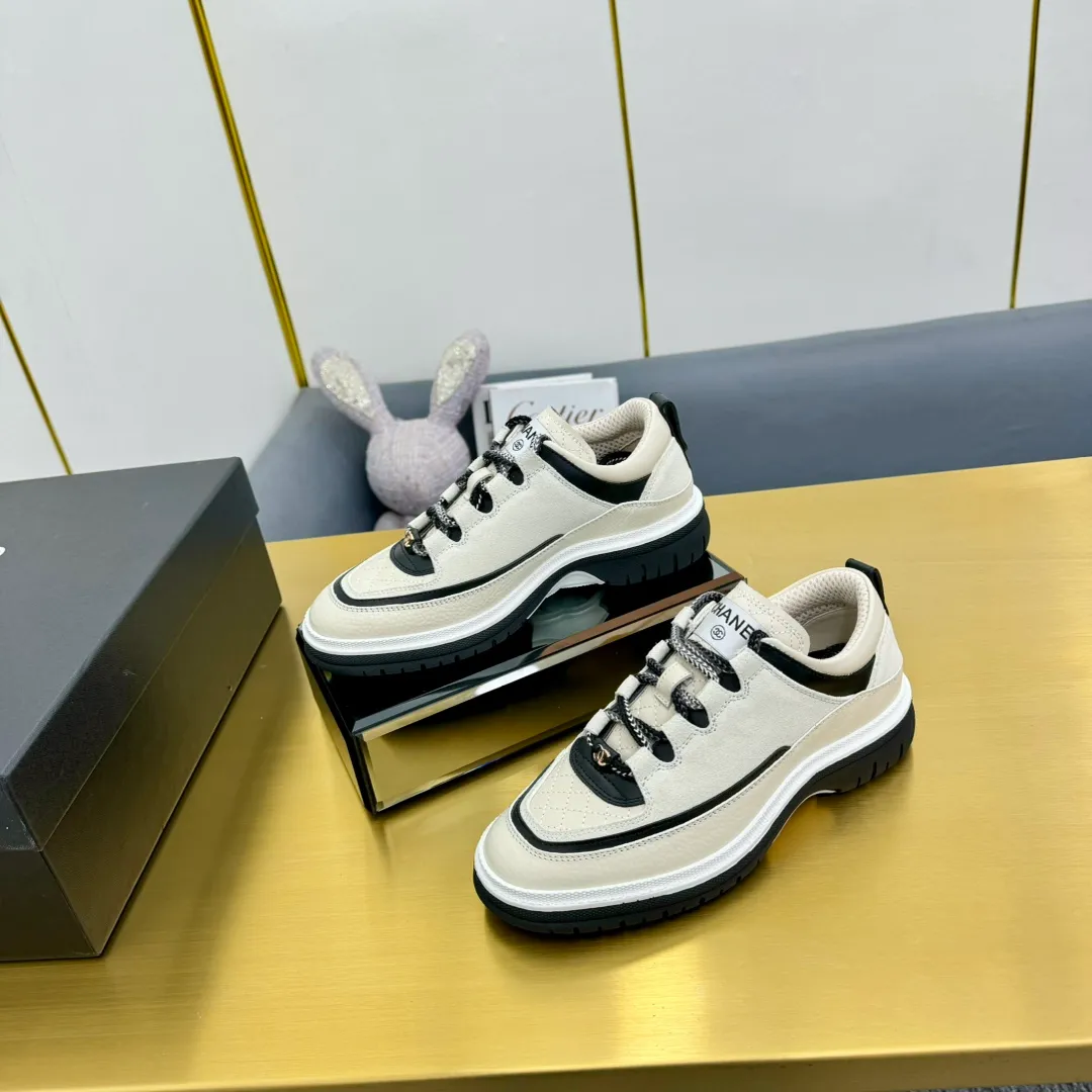 👟👟Ex-factory price 600👟👟 CHANEL 25C early spring vacation style new casual shoes. A pair of comfortable shoes can reduce the fatigue on your feet. The new style is very versatile, whether it is daily wear or a sister party. It can be easily used for commuting in the workplace, outdoor sports and various occasions. It can increase the height, straighten the legs, modify the shape of the feet, is comfortable and comfortable without rubbing the feet, and has good breathability. It can also be worn in summer. Office workers can also easily own it when wearing it. The fabric is pebbled cowhide + plaid pad to show off sheepskin. The original open-molded rubber foam outsole! size: 35-40 (41 customized, non-refundable and non-exchangeable)